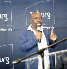 Jeff Nyoka, eLearning Manager of Johannesburg City Libraries in South Africa, presenting at an event. 