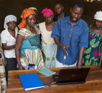 A farmers’ group leader discusses information found on the internet with women farmers at Bwera Information Centre in Uganda.
