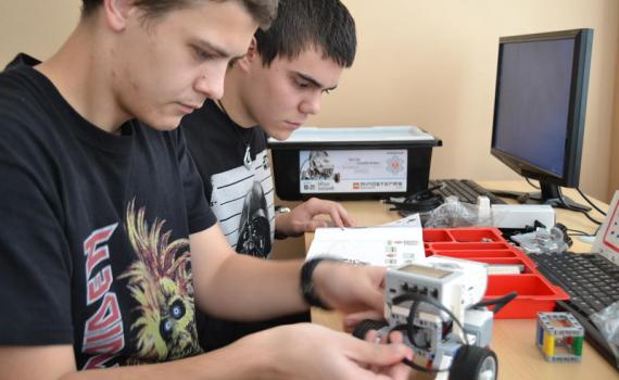  Students create programming to bring robots to life.