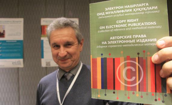 Project Manager Marat Rakhmatullaev and EIFL Country Coordinator in Uzbekistan displays “Copyright on Electronic Publications”, a new 250-page collection of reference and teaching materials on copyright for libraries.